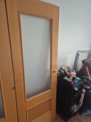 Puerta doble de madera con cristal