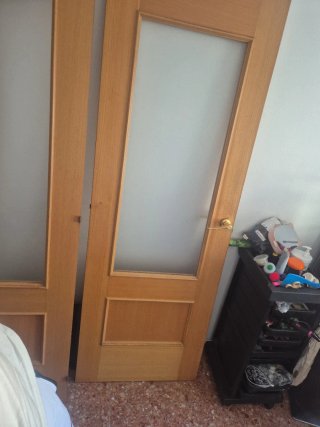 Puerta doble de madera con cristal