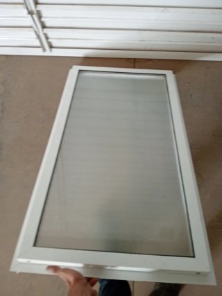 Ventana aluminio fijo cristal opaco con tapajuntas