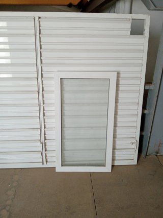 Ventana aluminio fijo cristal opaco con tapajuntas