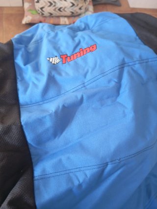 Funda para coche azul y negro es más bien para hom
