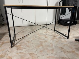 Mesa de madera y metal