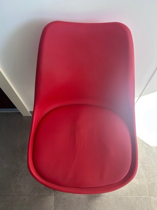 Silla de oficina roja con ruedas