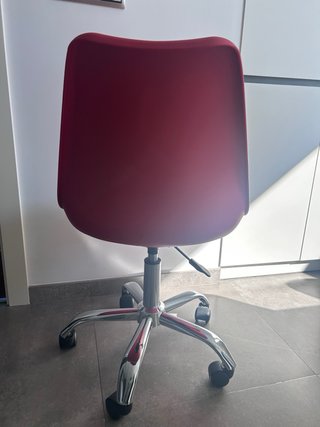 Silla de oficina roja con ruedas