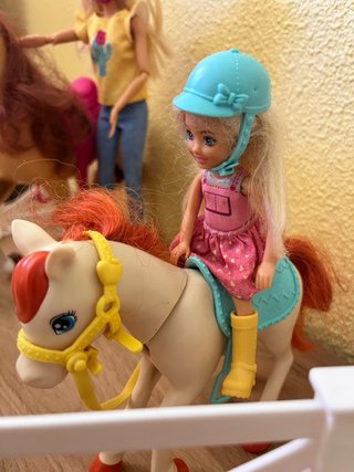 Barbie y Chelsea con Caballos