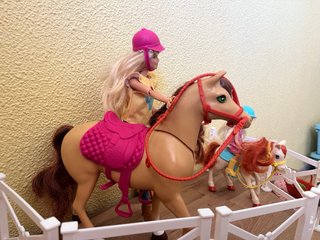 Barbie y Chelsea con Caballos