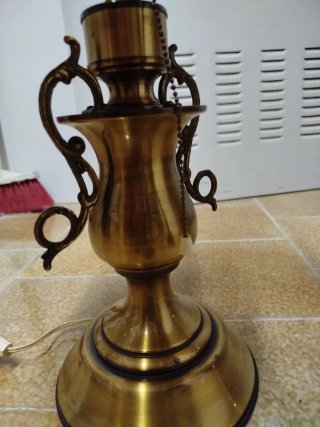 Lámpara de mesa auxiliar dorada