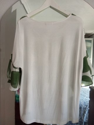 Blusa blanca y verde con lunares
