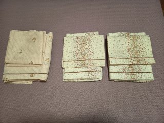Tres juegos de sabanas de cama completos.