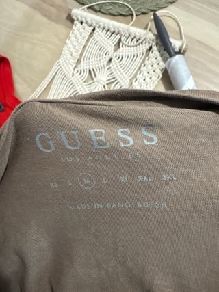 Camiseta Guess Triángulo Logo Marrón Talla M