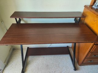 Mesa de estudio y ordenador