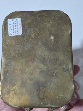 Caja joyero de bronce con asas