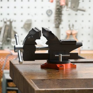 Banco de Trabajo, Ancho de Mordaza de 114 mm (4.5 pulgadas) Apertura de Mordaza de 84 mm (3.3 pulgadas), Base de Bloqueo Giratoria de 240 Grados, Vise Multipropósito con Yunque, Vise de Hierro Fun...