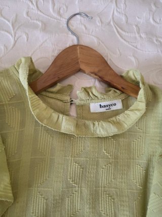 Blusa Basyco verde talla M con volantes