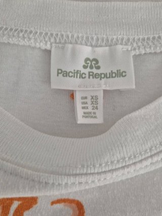 Camiseta Bershka blanca flor naranja
