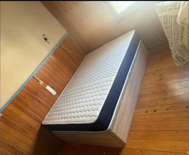 Divano letto bianco e grigio
