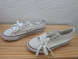 Zapatillas blancas de lona con suela gruesa.