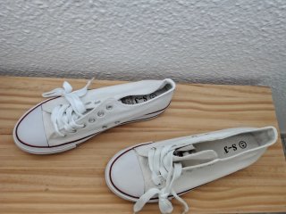 Zapatillas blancas de lona con suela gruesa.
