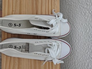 Zapatillas blancas de lona con suela gruesa.