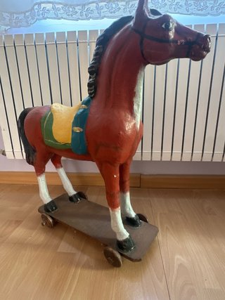 Caballito antiguo de juguete con ruedas