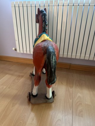 Caballito antiguo de juguete con ruedas