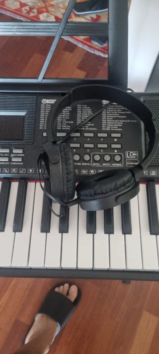 Piano electrónico con soporte y auriculares