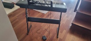 Piano electrónico con soporte y auriculares