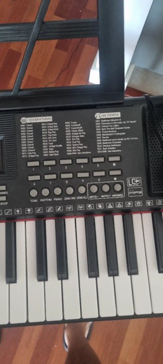 Piano electrónico con soporte y auriculares