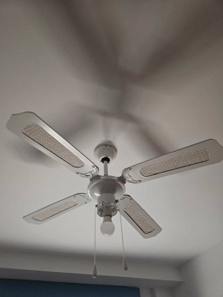 Ventilador de techo blanco