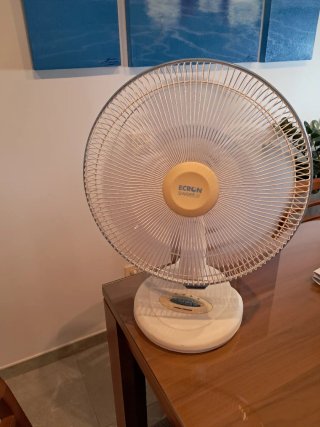 Ventilador de mesa blanco