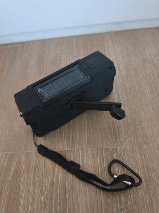 Radio emergencia solar manivela USB pilas SOS