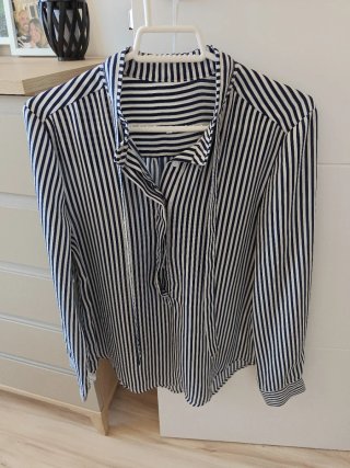 Camisa a rayas azul marino con lazo en el cuello