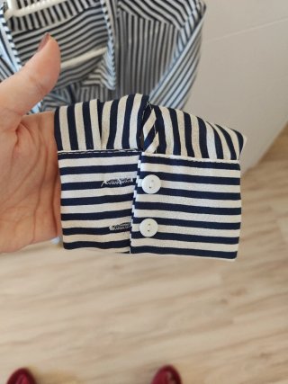 Camisa a rayas azul marino con lazo en el cuello