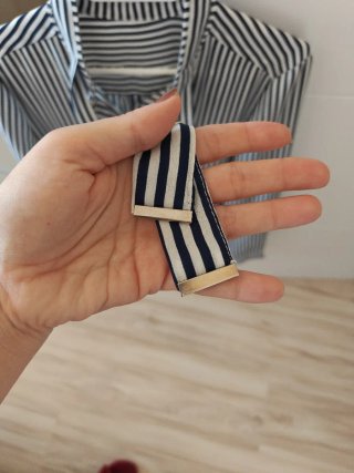 Camisa a rayas azul marino con lazo en el cuello