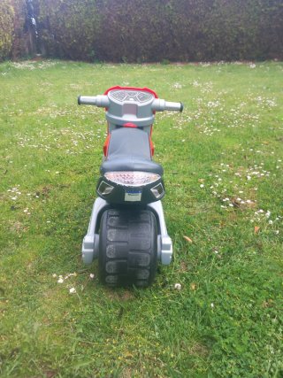 Moto Molto Roja con número 1