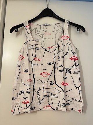 Camiseta tirantes estampado caras