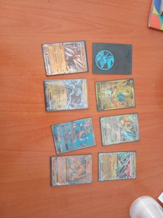 Hay dos cartas que están con un poco de desgaste