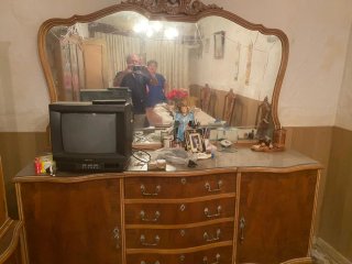 Lote salón antiguo: Vitrina y aparador
