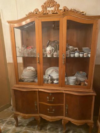 Lote salón antiguo: Vitrina y aparador