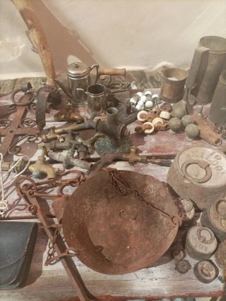 Lote de antigüedades y herramientas