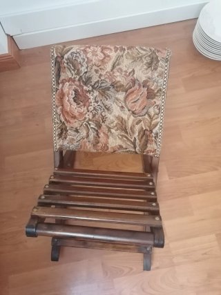 Reposapiés antiguo de madera y tela