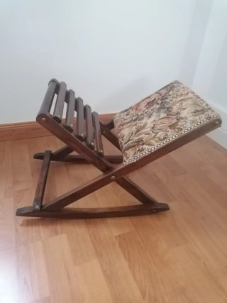 Reposapiés antiguo de madera y tela