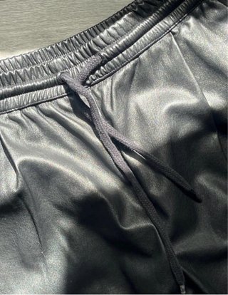 Pantalón negro efecto piel