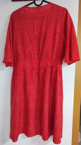 Vestido rojo con estampado de lunares