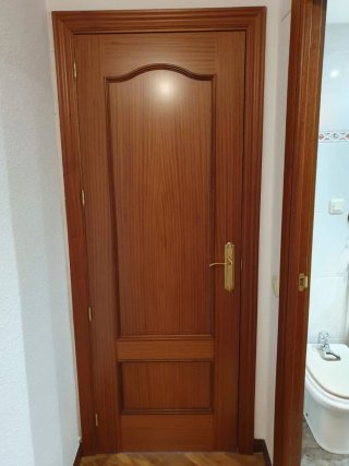 Puerta madera sapelly completa