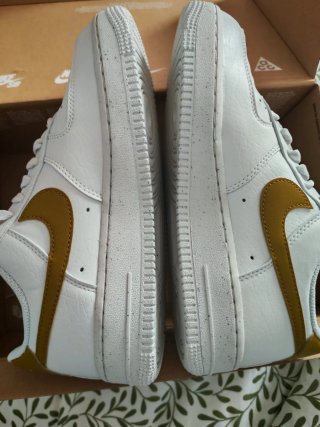Nike Air Force 1 Blanco y Dorado