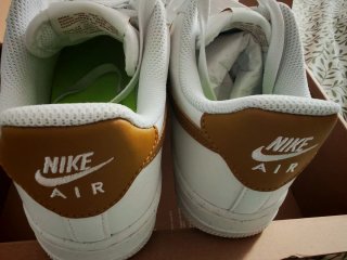 Nike Air Force 1 Blanco y Dorado