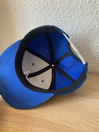 Gorra azul con logo blanco