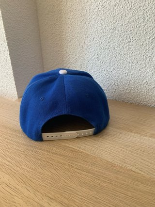 Gorra azul con logo blanco