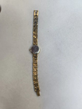 Reloj de pulsera dorado para mujer